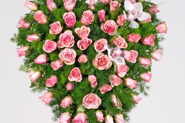 Flores Difuntos Corazón con rosas, verdes y orquídeas mod. Corazón de Rosas - Envio Coronas Murcia