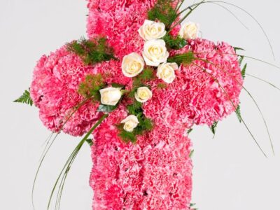 Flores difuntos cruz con claveles y detalle de rosas mod. Cruz de Clavel - Envio Coronas Murcia