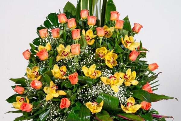Tarrina de rosas y orquídeas con verdes - Envio Coronas Murcia